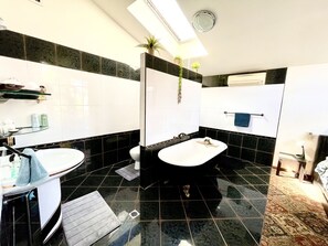 Bañera, secador de pelo, toallas, jabón