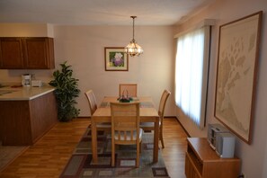 Comfort-Apartment | Essbereich im Zimmer