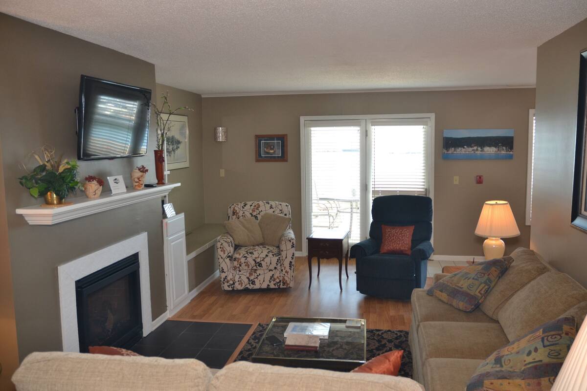 Condo 100 By Winfield Inn | Living area | 40-inch LCD TV with digital channels, TV, fireplace