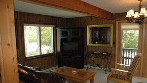 Comfort House | Living room - Bayview Beach House by Winfield Inn (Washburn)
