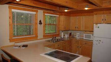 Cabane Confort | Cuisine privée | Grand réfrigérateur, micro-ondes, four, cafetiÚre/bouilloire