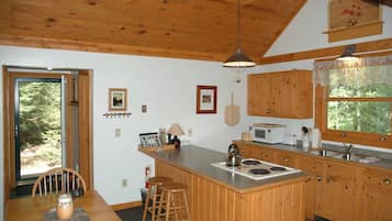 Cabane Confort | Cuisine privée | Grand réfrigérateur, micro-ondes, four, cafetiÚre/bouilloire