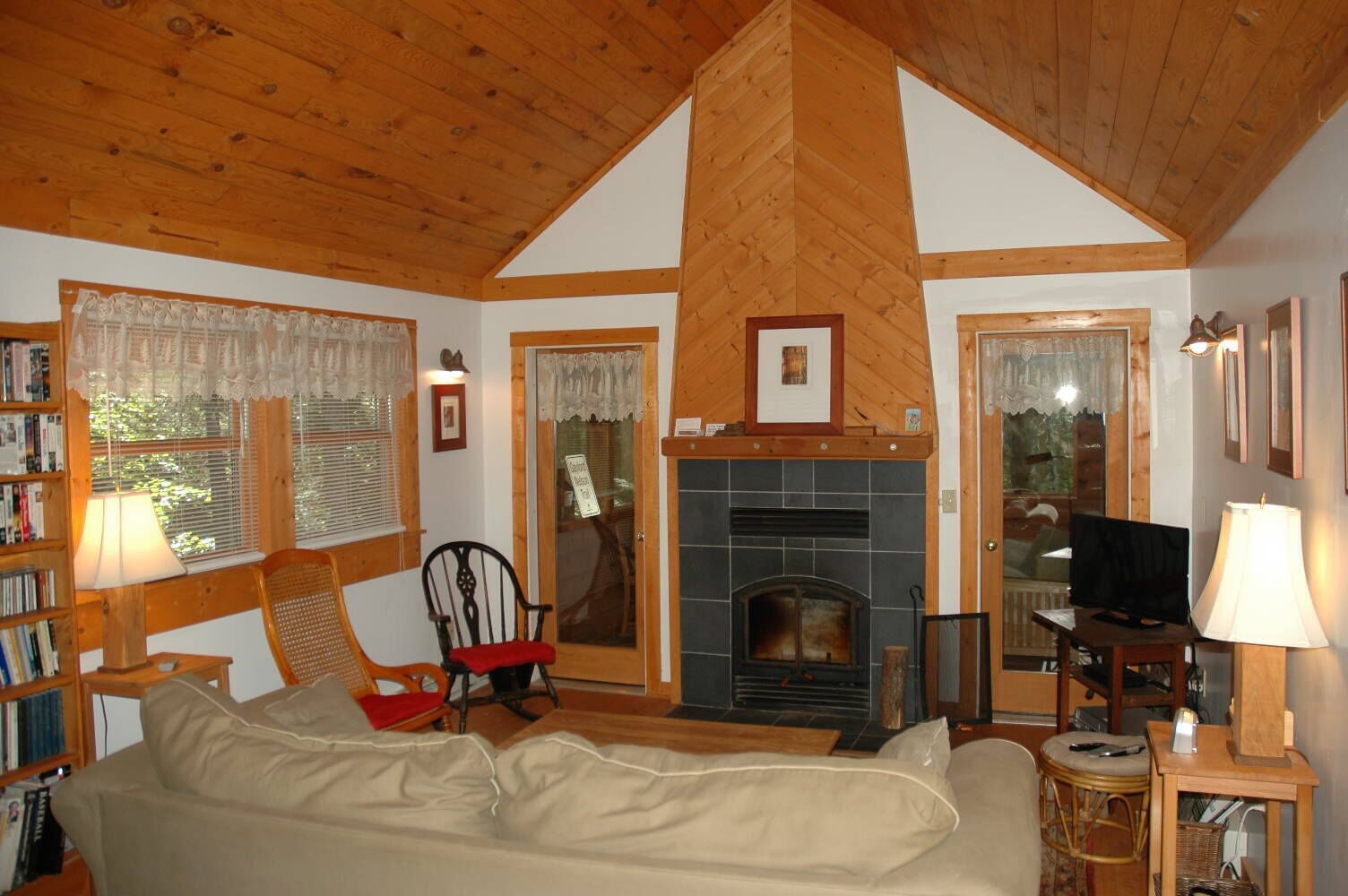 コンフォート キャビン | リビング エリア | 32 インチの薄型テレビ (ケーブル放送視聴可)、テレビ、暖炉
