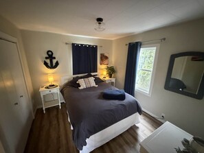 2 chambres, bureau, fer et planche à repasser, lit de bébé portatif