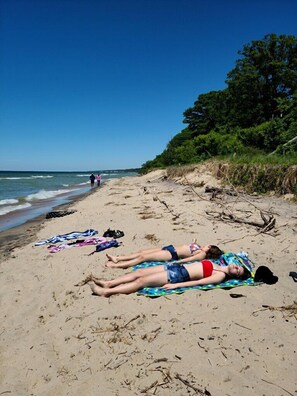Nær stranden og solsenger