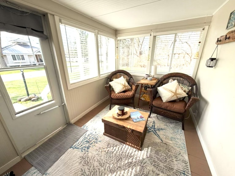 Steps From 1st St Beach, Large Yard, Firepit - South Haven, MI