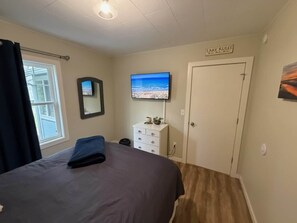 2 bedrooms, desk, iron/ironing board, travel cot - Steps from 1st St Beach, Large Yard, Firepit (South Haven)