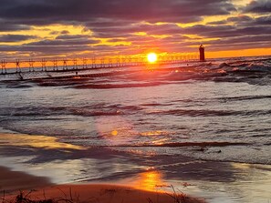 Vlak bij het strand, ligstoelen