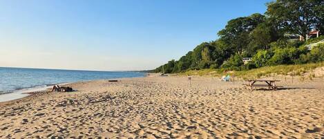 Plage à proximité, chaises longues