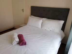 2 bedrooms, WiFi - Morden 2bedroom apartment 13k to OR Tambo Airport (Kempton Park)