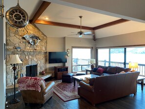 テレビ、暖炉、DVD プレーヤー