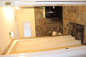 Duschwanne, Whirlpool, Haartrockner, Handtücher