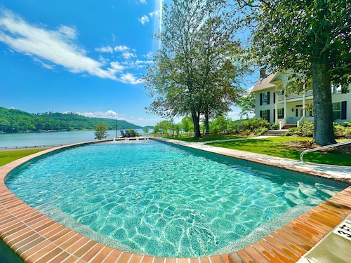 Getaway at "The Den" - Pool, Hot tub, fire pit, kayaks, & lake access!