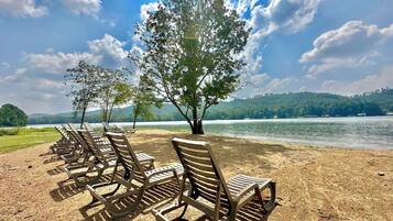 Plage à proximité, chaises longues