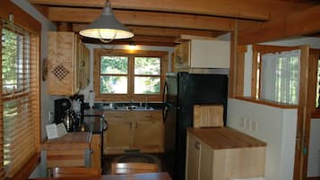 Comfort Cabin | Private kitchen | Full-size fridge, microwave, oven, coffee/tea maker