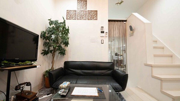 Designer's Apartment - Pet Friendly (Additional Fee) | Living room