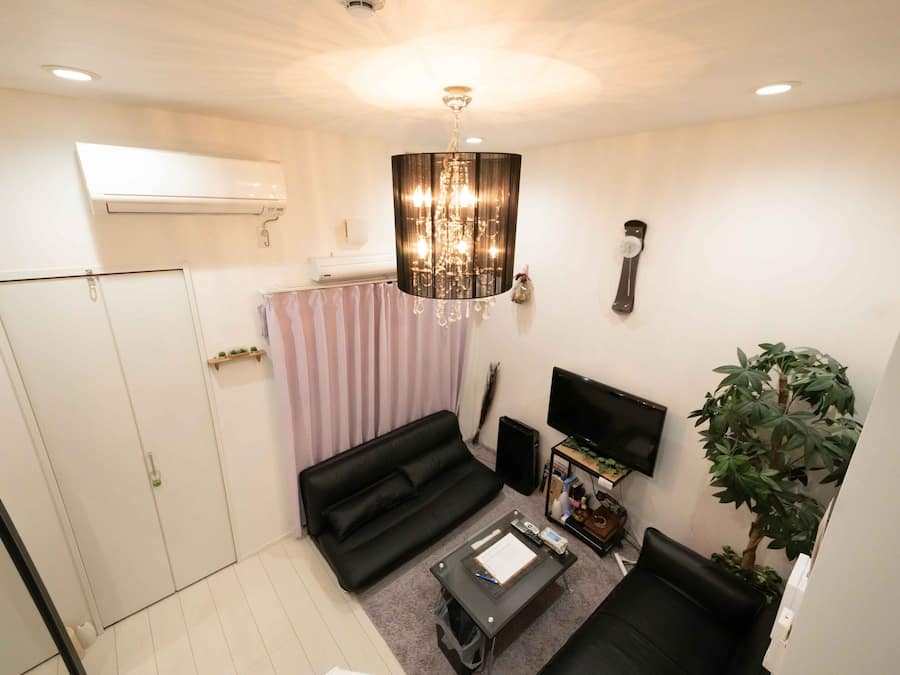 Designer's Apartment - Pet Friendly (Additional Fee) | Living area | Flat-screen TV, fireplace
