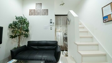 Appartamento (Designer's) | Area soggiorno | TV a schermo piatto, caminetto