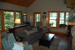 Kabin Comfort | Area keluarga | Televisi LED 40-inci dengan saluran TV digital, TV, dan perapian