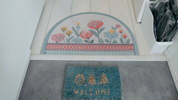 Designer's Apartment - Pet Friendly (Additional Fee) | Terrace/patio