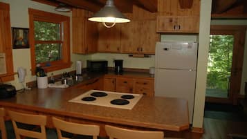 Comfort Cabin | Private kitchen | Full-sized fridge, microwave, oven, coffee/tea maker