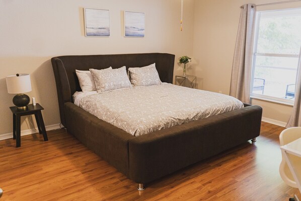 2 makuuhuonetta, silitysrauta/-lauta, ilmainen Wi-Fi, vuodevaatteet