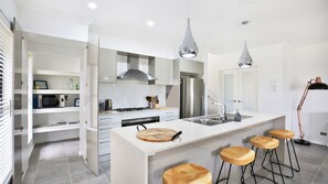 冷蔵庫、電子レンジ、オーブン、コンロ