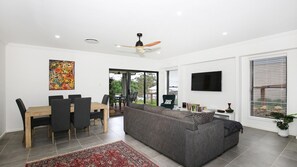 テレビ、Netflix、DVD プレーヤー、書庫