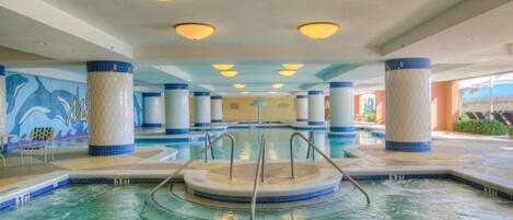 Apartamento (3 Bedrooms) | Piscina | Una piscina cubierta, una piscina al aire libre