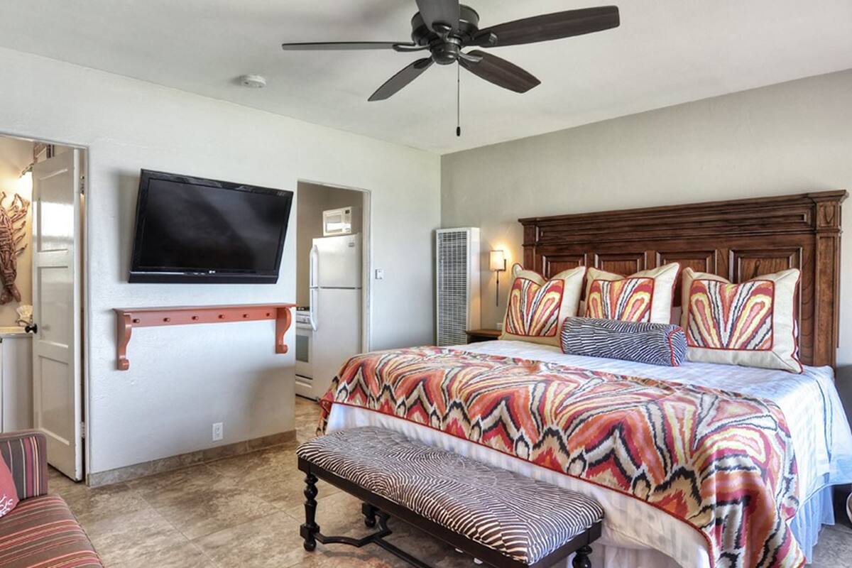Deluxe Villa, Beach View (Room 8 South Villa) | Iron/ironing board, WiFi (free), individually decorated