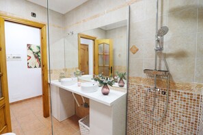 Badewanne, Haartrockner, Handtücher