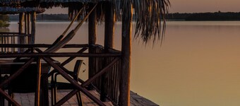 Hut gelegen aan de oever van de Laguna de los Siete Colores
