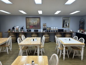 Dining - Cabin Style Retreat Sleeps 8 with Loft, Full Kitchen, and Fast WiFi (Branson)