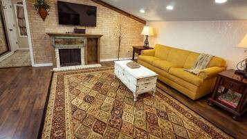 智能電視、壁爐、電子遊戲