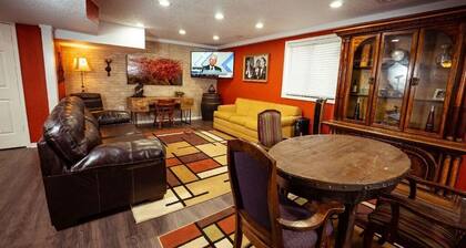 Spacious King Cottage with Loft, Deck & Hot Tub Near Branson Attractions