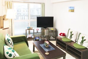 อพาร์ทเมนท์สำหรับครอบครัว (2 Rooms, 204 and 705, Hokkaido Style) | ห้องนั่งเล่น | ทีวีจอแบน 40 นิ้ว พร้อมช่องเคเบิล, ทีวี