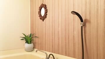 Kombinert dusj/badekar, toalettartikler (inkludert), hårføner og tøfler