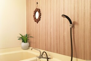 淋浴/盆浴组合、免费洗浴用品、吹风机、拖鞋