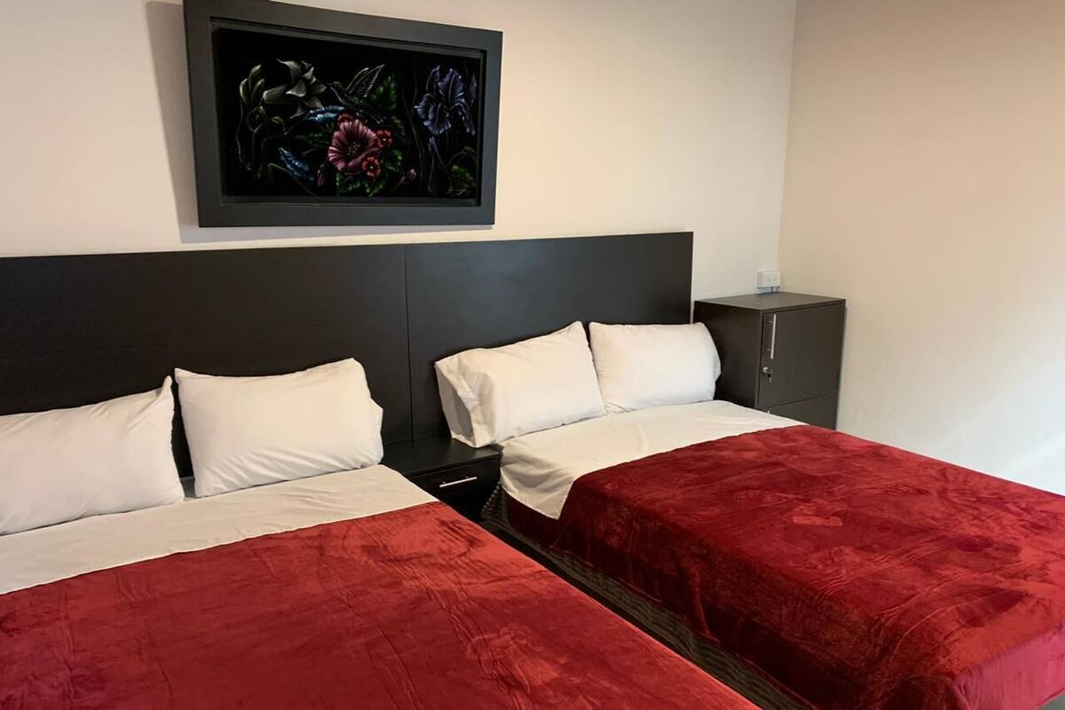 Habitación cuádruple, 2 camas dobles, baño privado | Ropa de cama