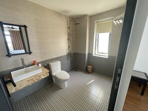 Shower, rainfall showerhead, free toiletries, hair dryer - Thuong Da Riverside Homestay (Da Nang)