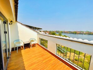 Habitación panorámica con 1 cama doble o 2 individuales, balcón, vistas al río | Terraza o patio