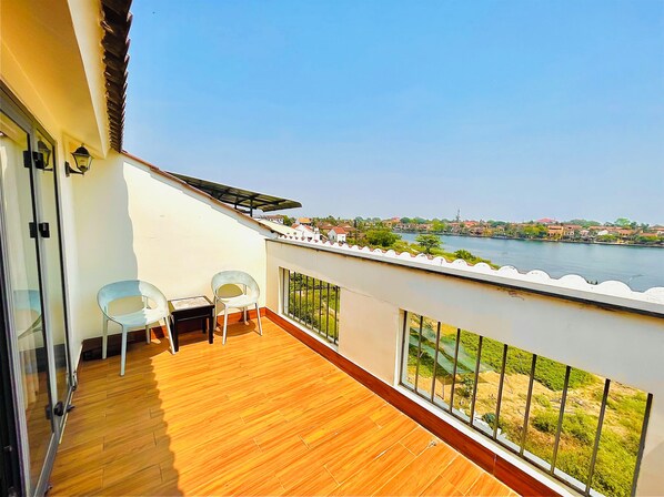 Habitación panorámica - 1 cama matrimonial o 2 individuales, balcón, vista al río | Terraza o patio