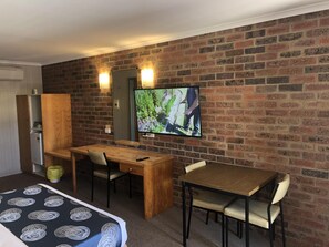 Deluxe Studio Suite | Living area - Riverland Motel (Barham)