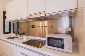 Cookware/dishes/utensils, spices