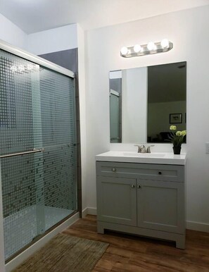 Combined shower/tub, hair dryer, towels - Lake Powell Home with Pool (Page)