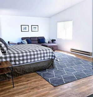 5 bedrooms, desk, iron/ironing board, travel cot