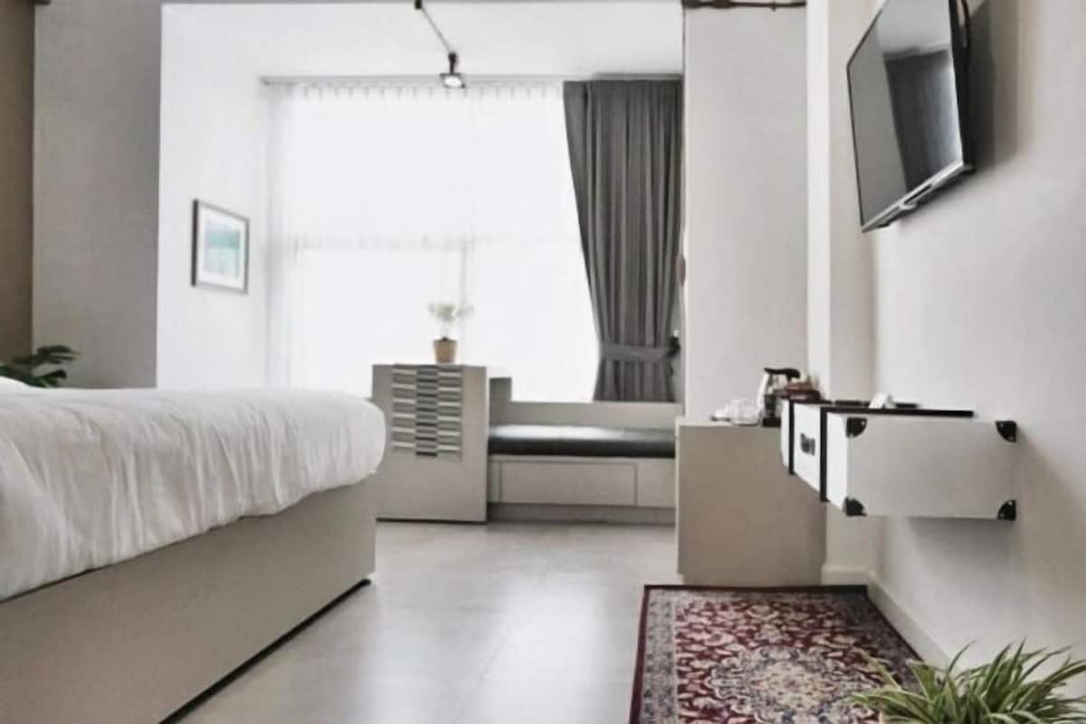Minibar, caja de seguridad en la habitación y escritorio 