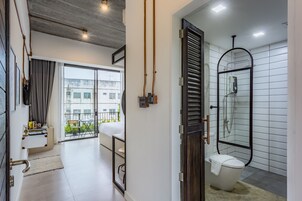 Minibar, caja de seguridad en la habitación y decoración personalizada 
