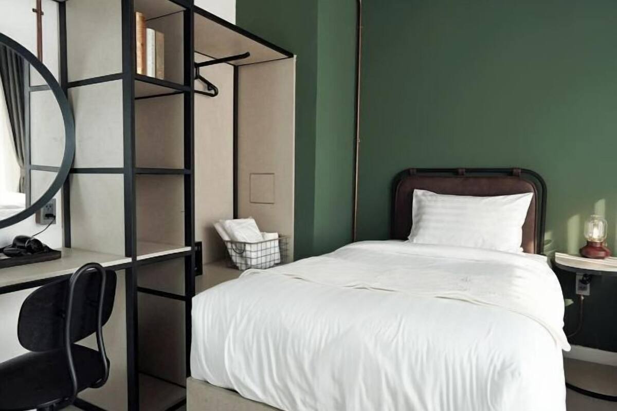Minibar, caja de seguridad en la habitación y escritorio 
