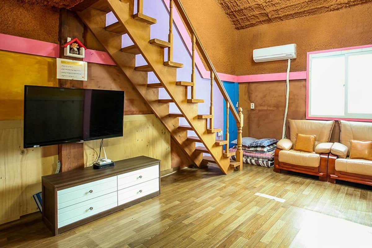 Apartment (Wooden Mud 5) | Wohnbereich | Flachbildfernseher
